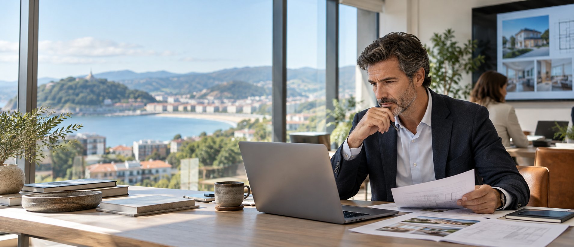 Profesional inmobiliario trabajando frente a su ordenador